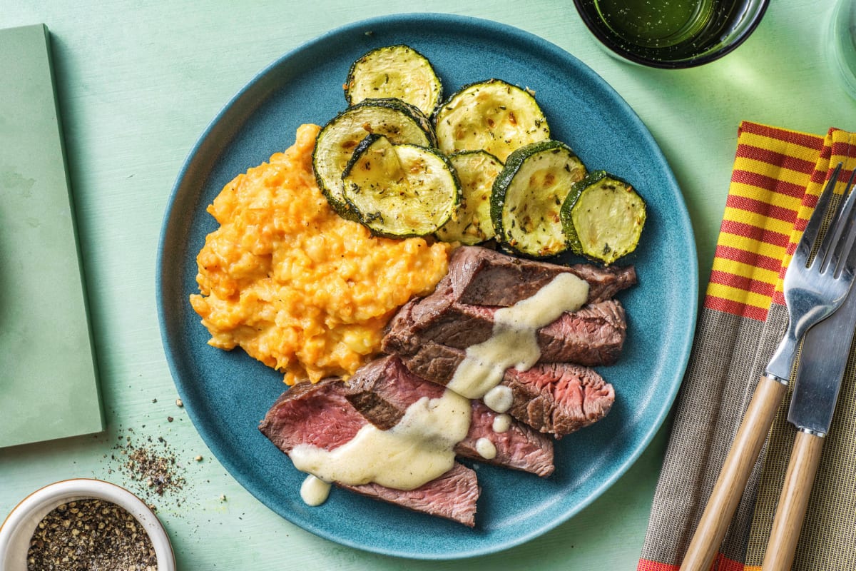 Gebratenes Rindersteak mit Thymian-Zucchini
