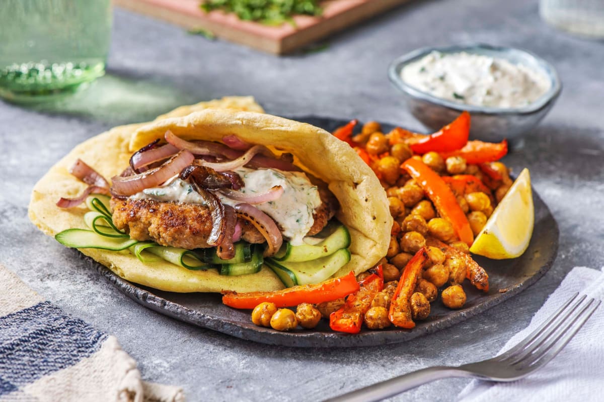 Kipburger met naanbrood en kikkererwtensalade
