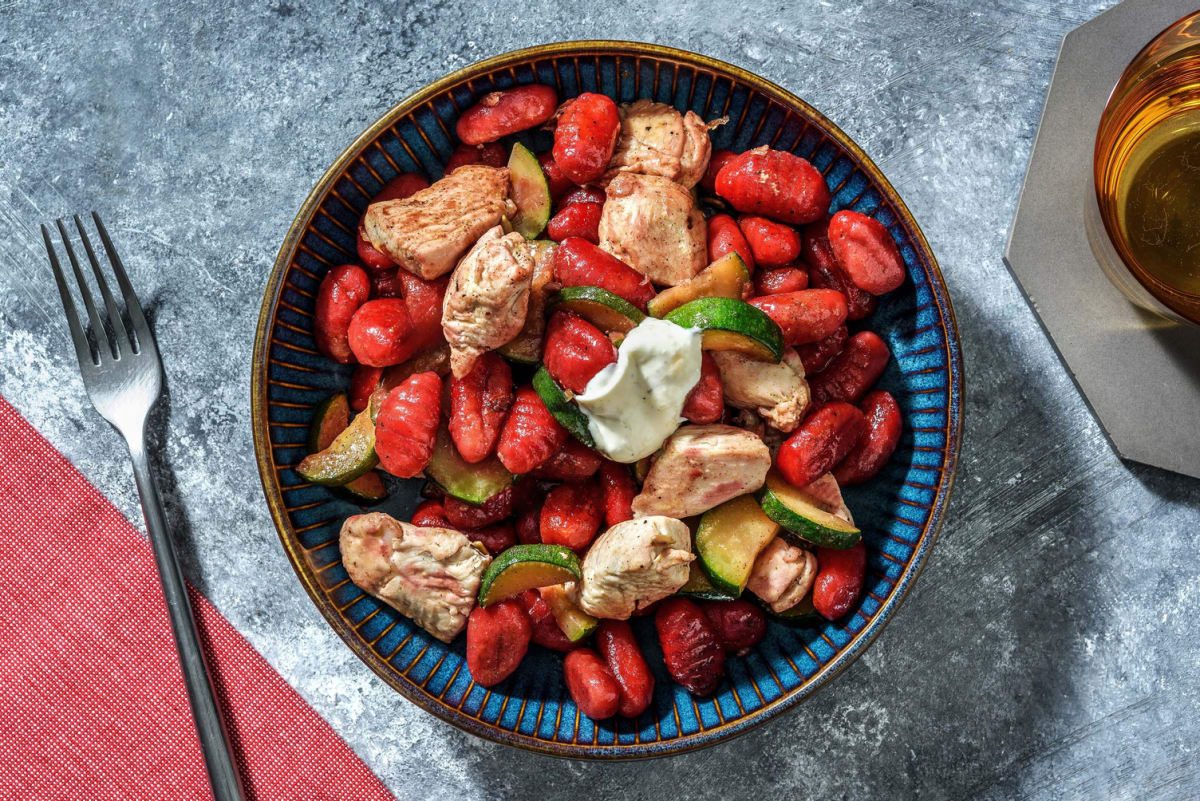 Rote-Beete-Gnocchi mit Hähnchengeschnetzeltem