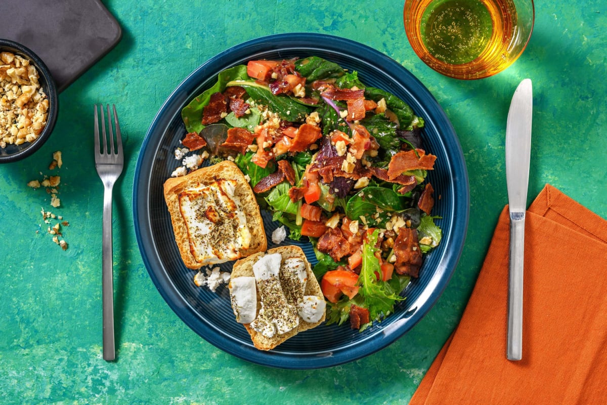 Salade au chèvre chaud, lard grillé & noix