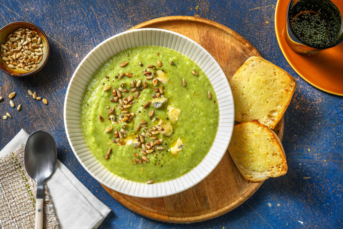 Fluweelzachte broccolisoep met blauwe kaas