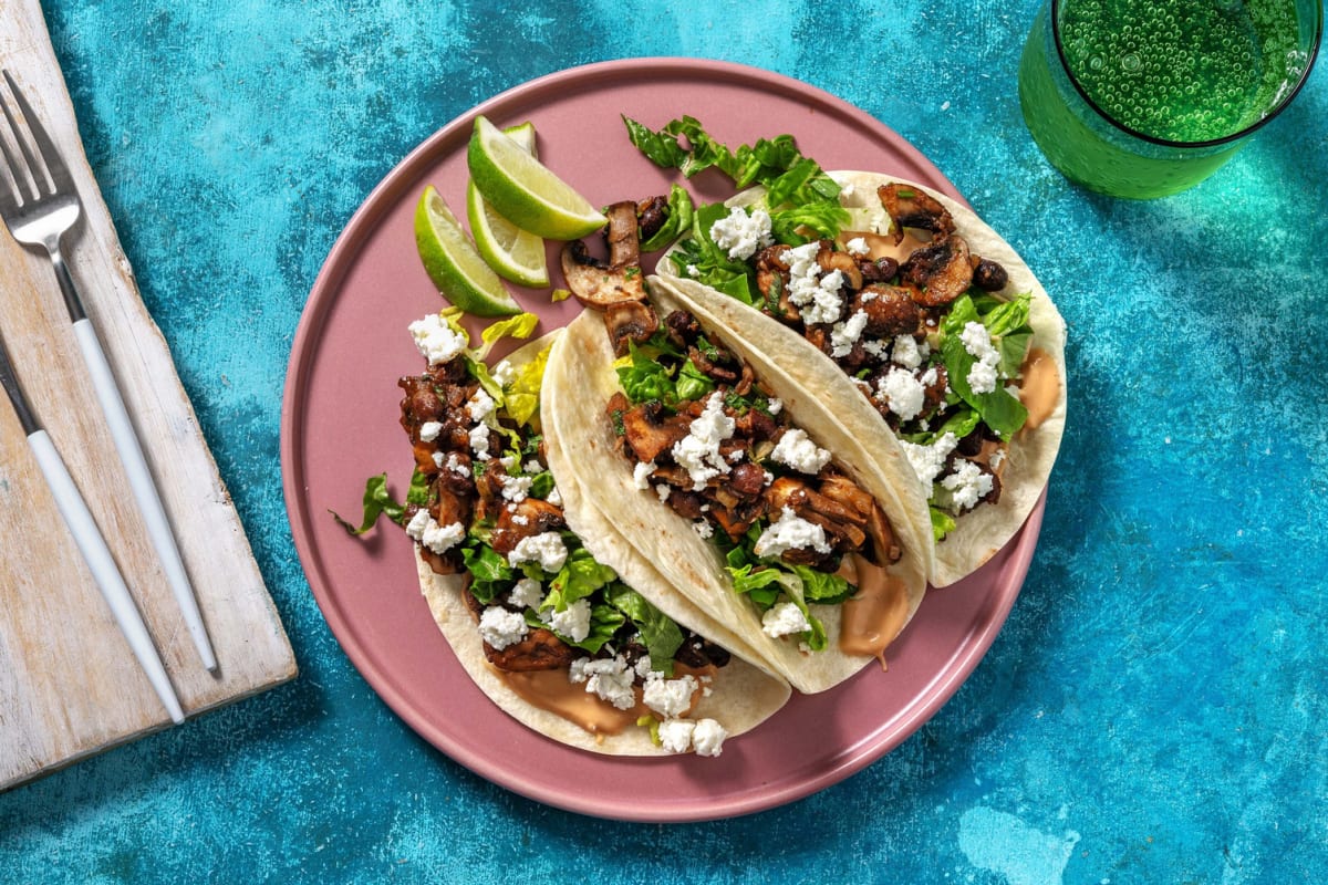 Tacos veggie di fagioli e formaggio greco