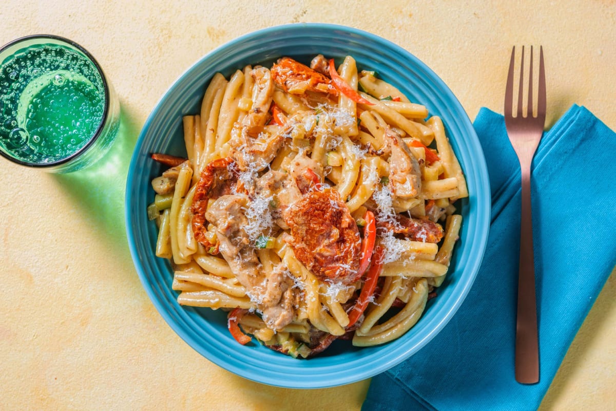 Romige pasta met vegetarische schnitzel en tomatentapenade