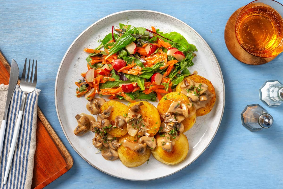 Knödeltaler mit Pilzrahm und Salatmischung