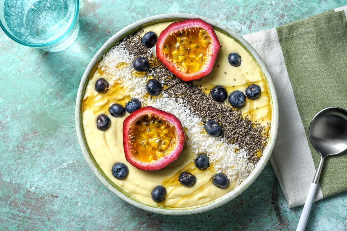 Mango smoothie bowl met verse blauwe bessen en kokosmelk