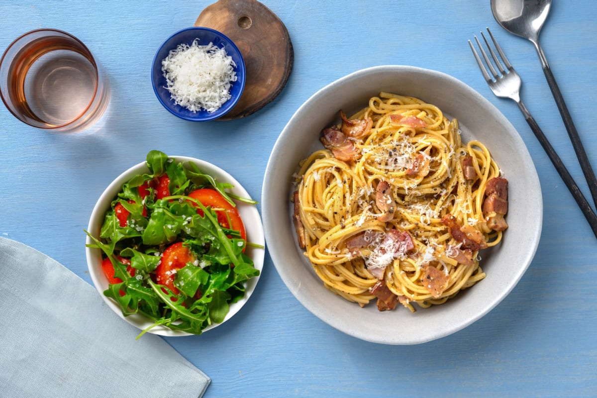 Linguine in roomsaus met spekjes en kleine salade