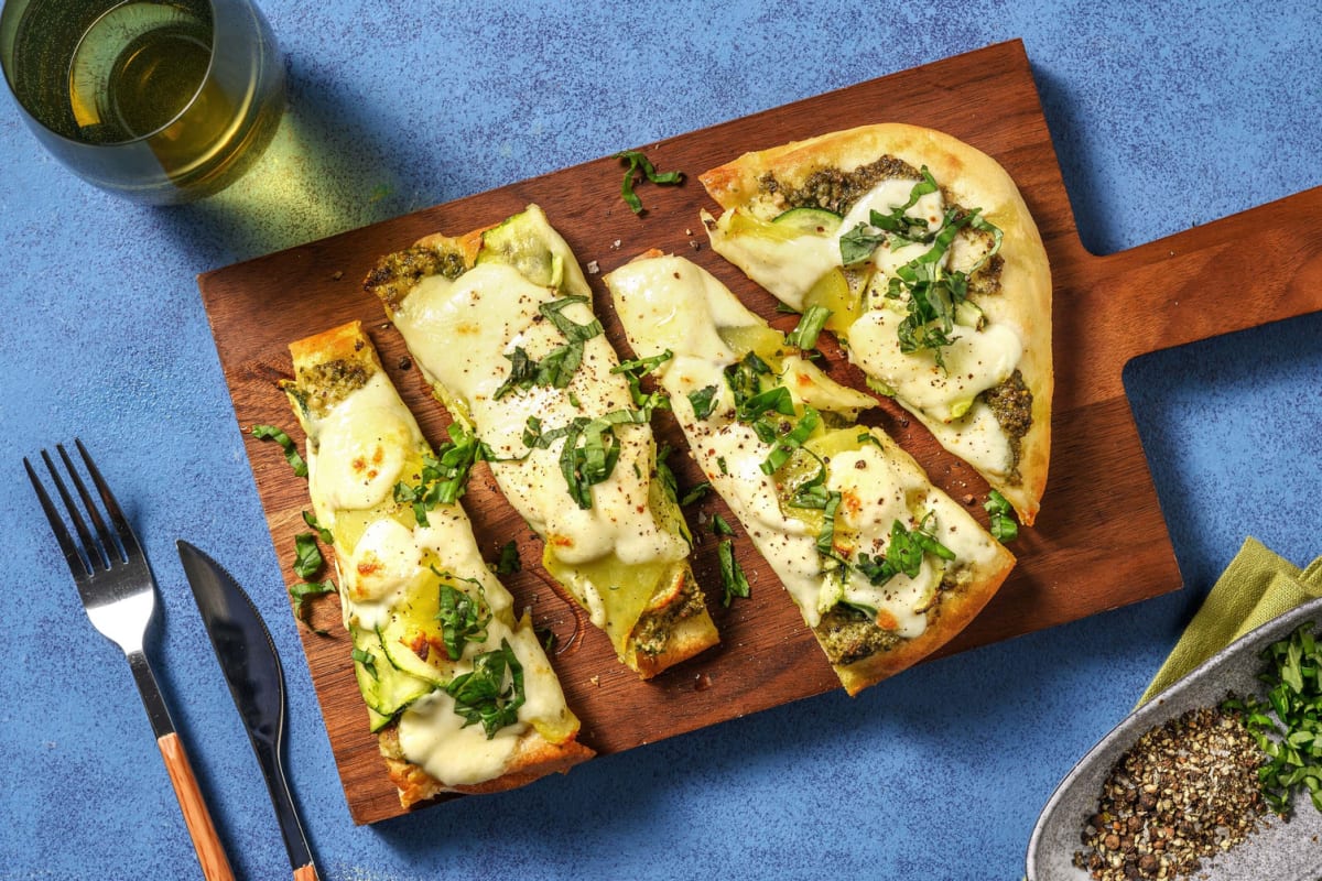 Pinsa al pesto di basilico e mozzarella filante