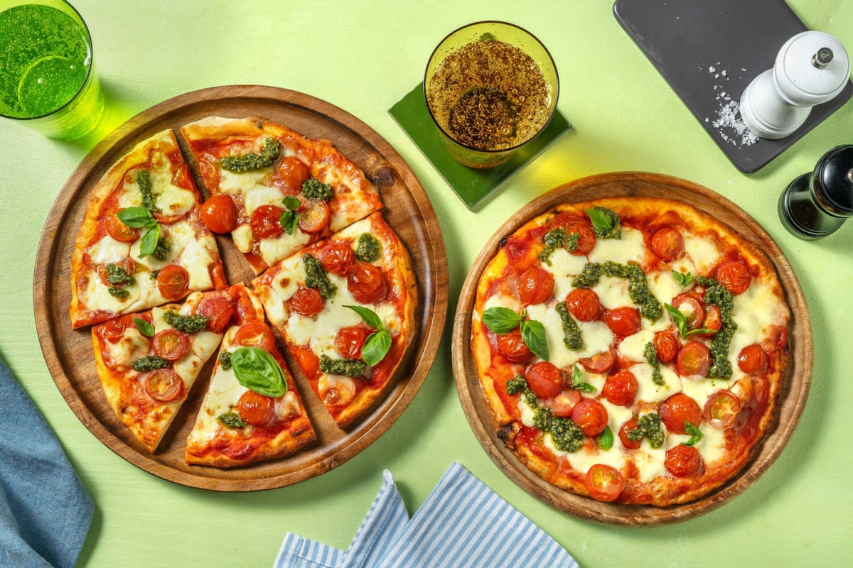 Pizza margherita met cherrytomaten en groene pesto