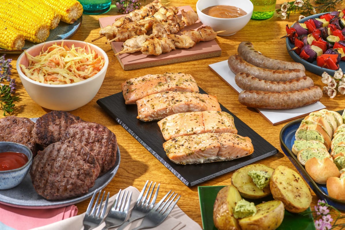BBQ met zalmpakketje, kipsaté, worst en hamburger