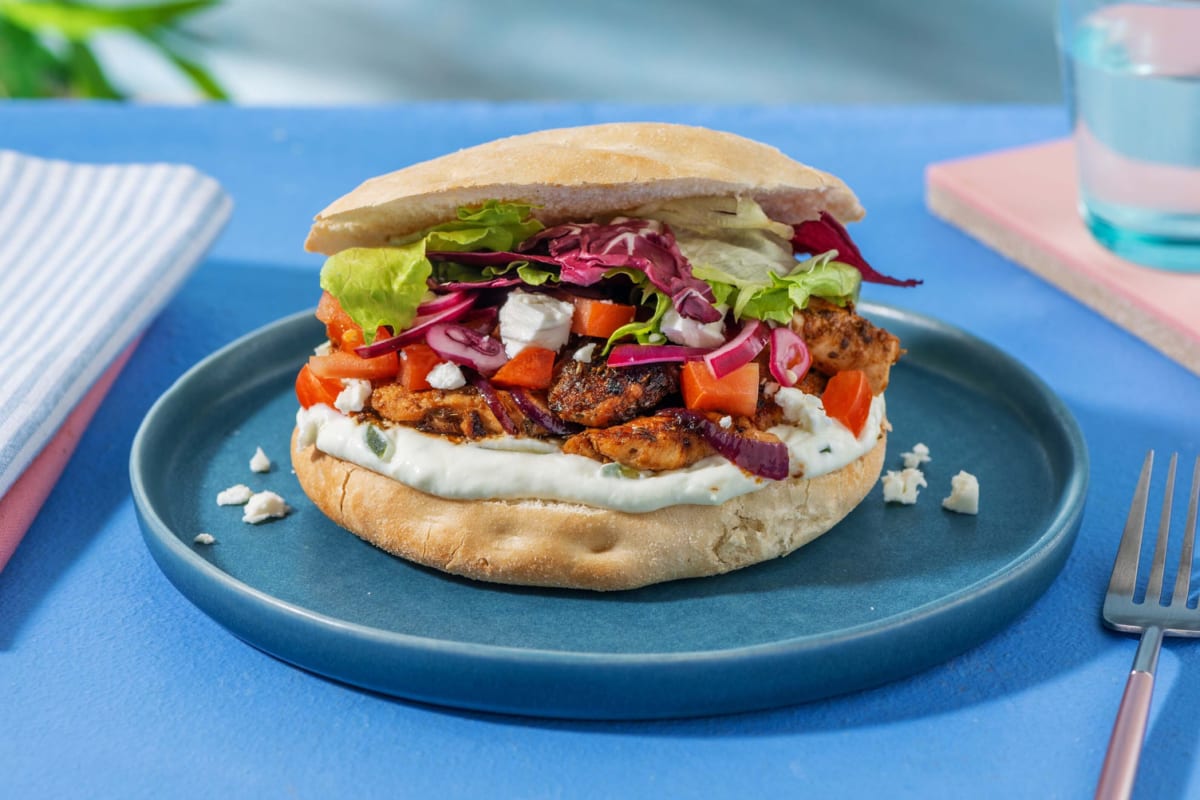 Pain turc au poulet aux épices kebab et sauce au yaourt à l'ail