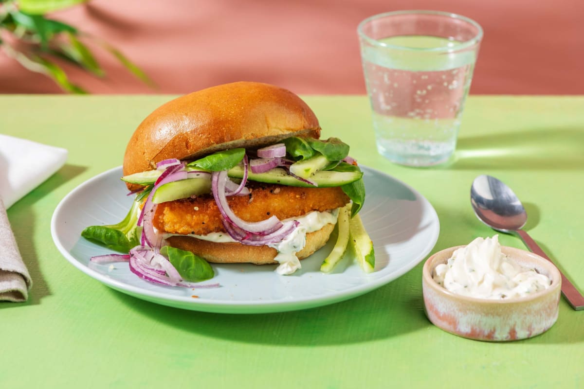 Burger de poisson sur pain brioché et sauce ravigote