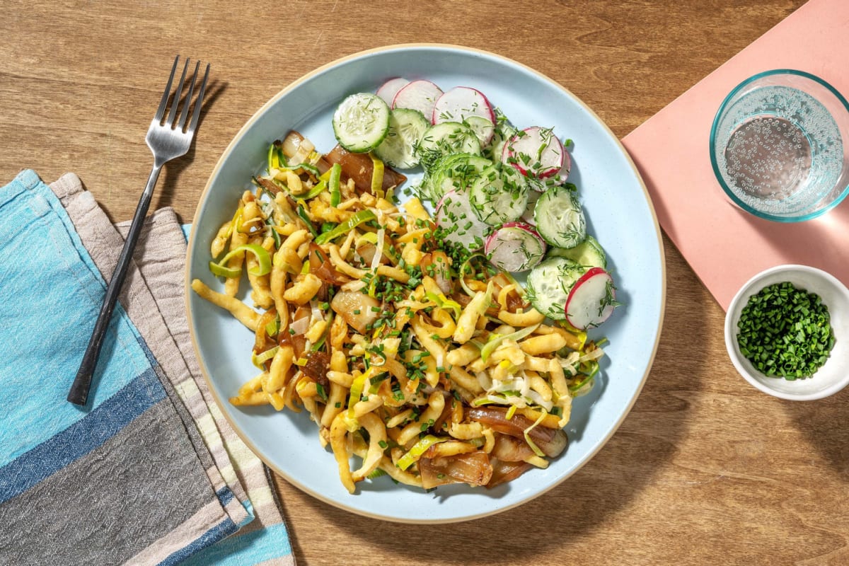 Lauch-Spätzli-Pfanne mit süßen Zwiebeln