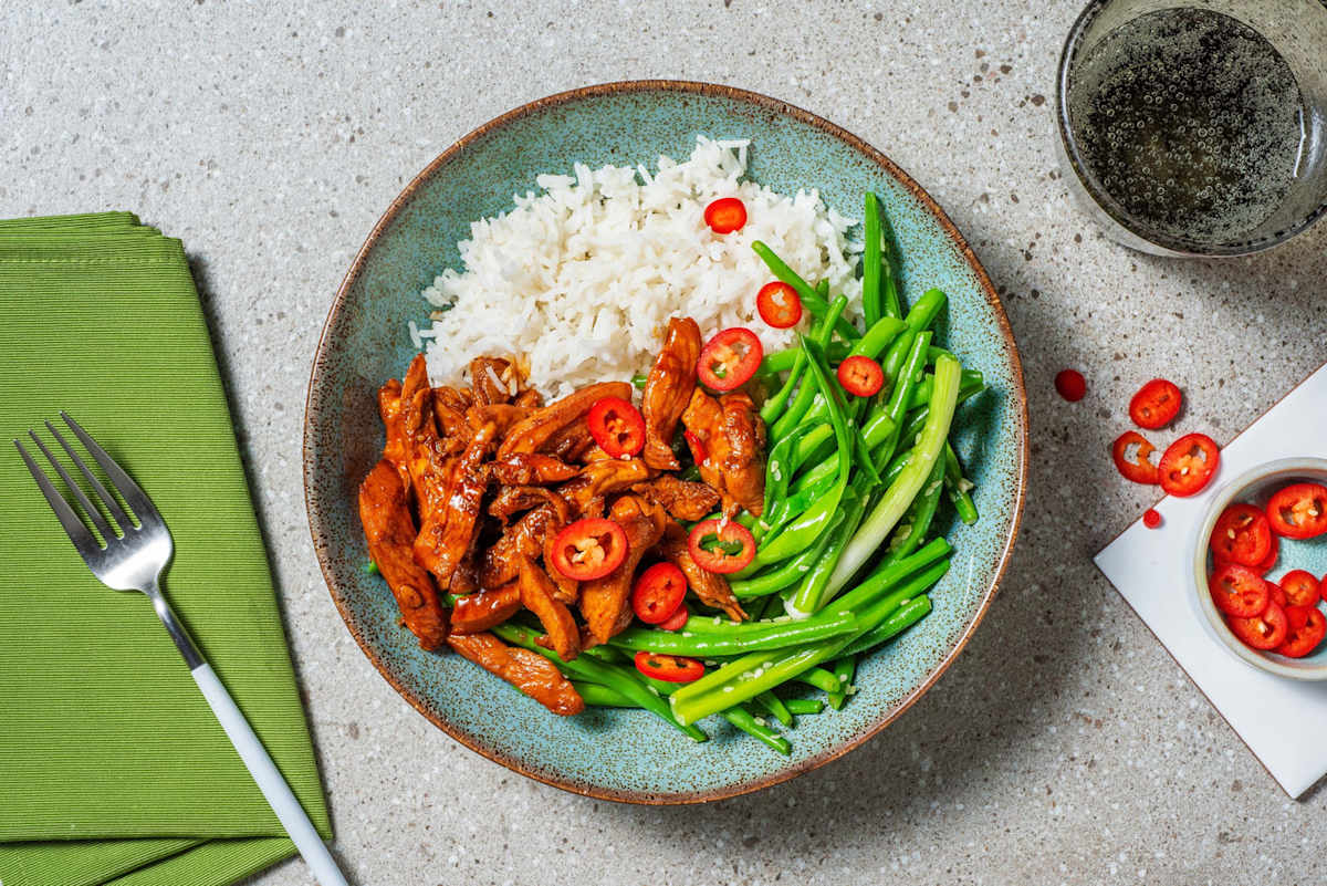 Pollo spicy glassato e fagiolini al sesamo