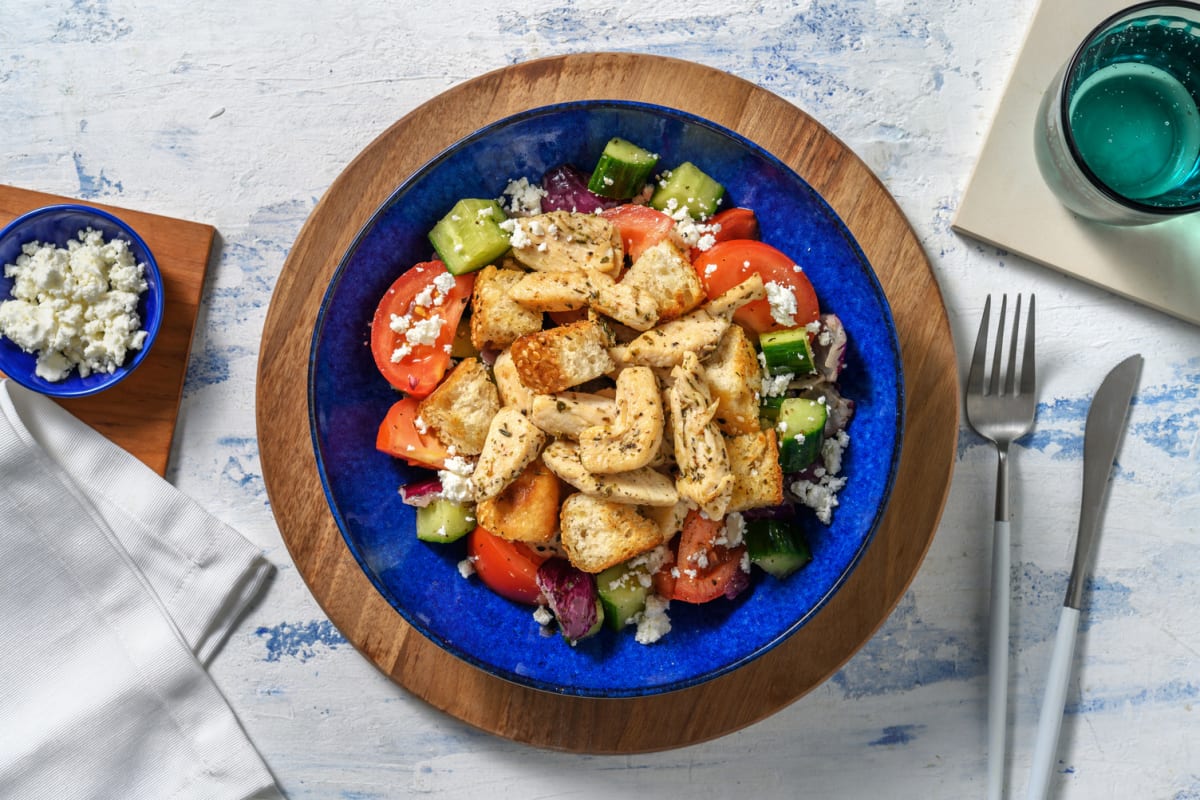 Pouletstreifen auf griechischem Salat