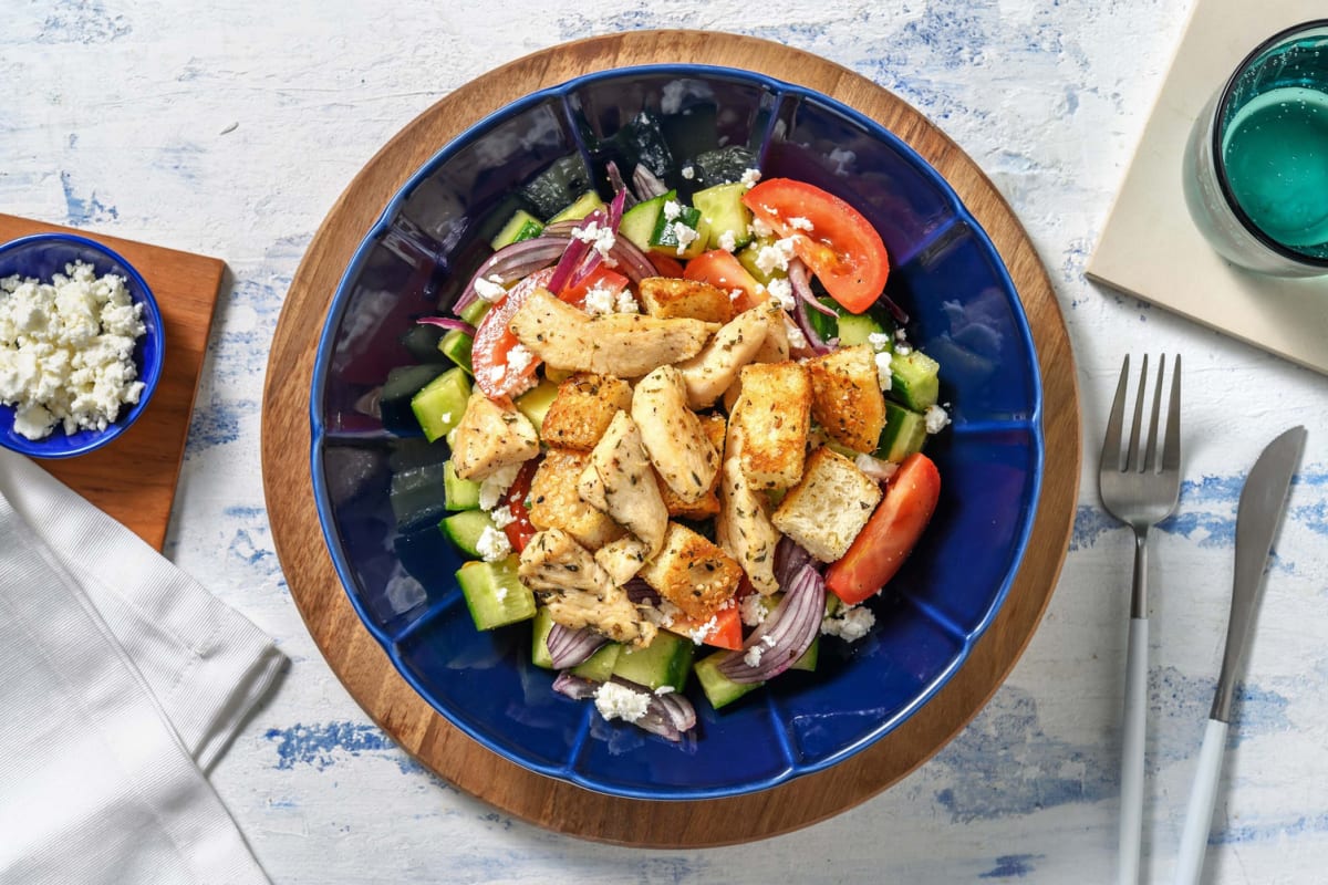 Pouletstreifen auf griechischem Salat