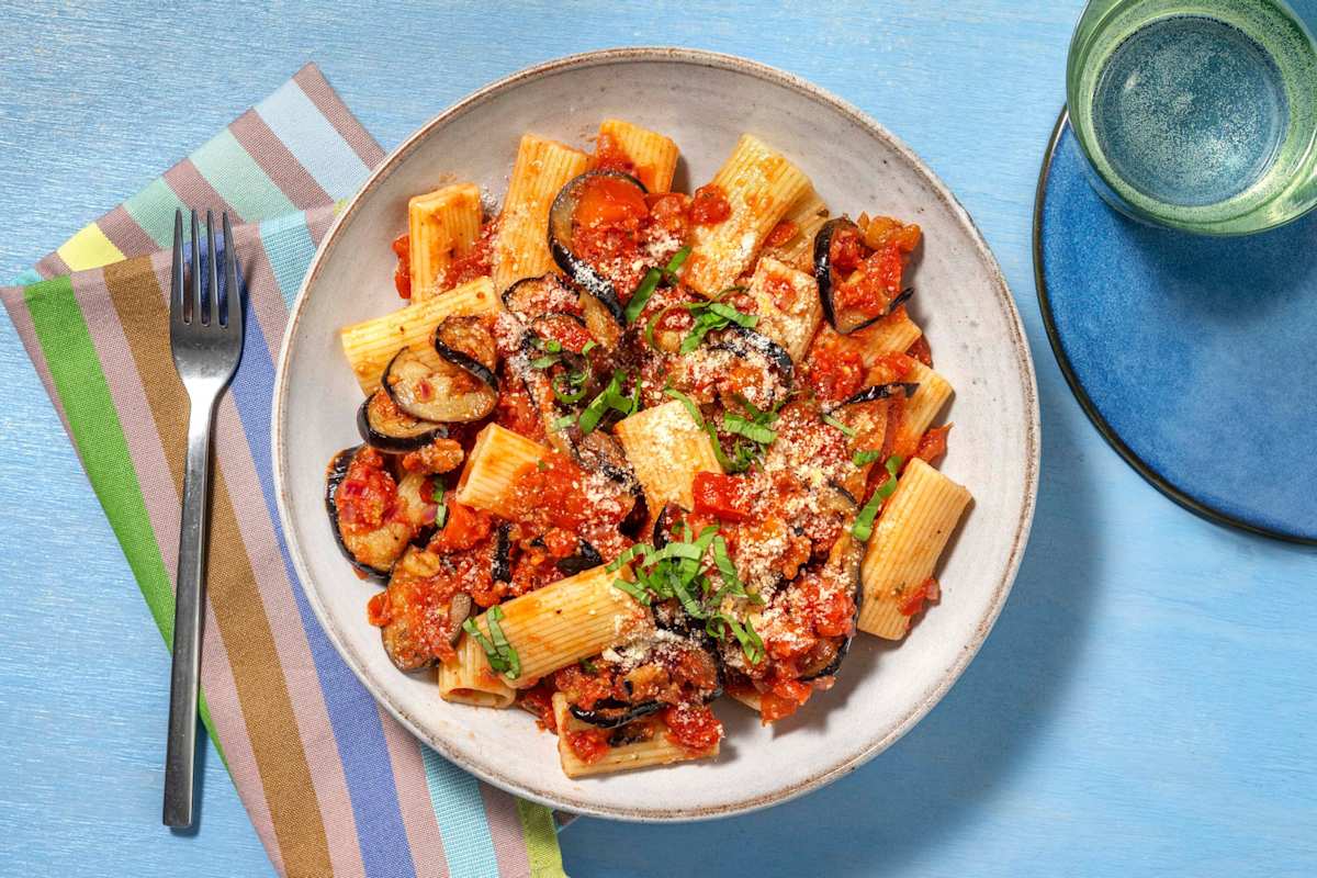 Rigatoni alla norma met Parmigiano Reggiano