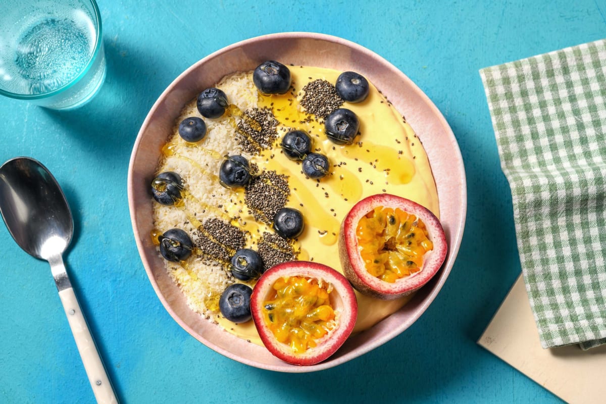 Mango smoothiebowl met verse blauwe bessen en kokosmelk