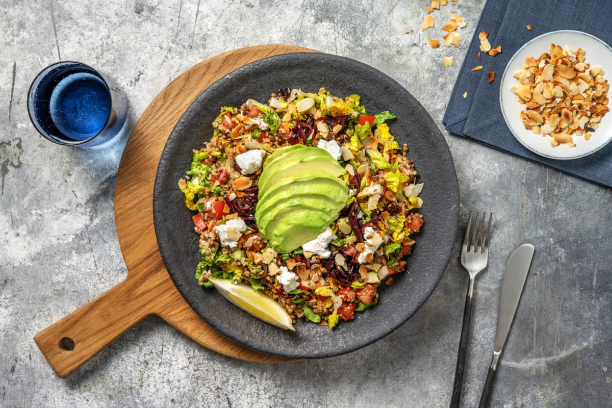 Salade tiède de lentilles au boulgour avec de l'avocat et de la feta