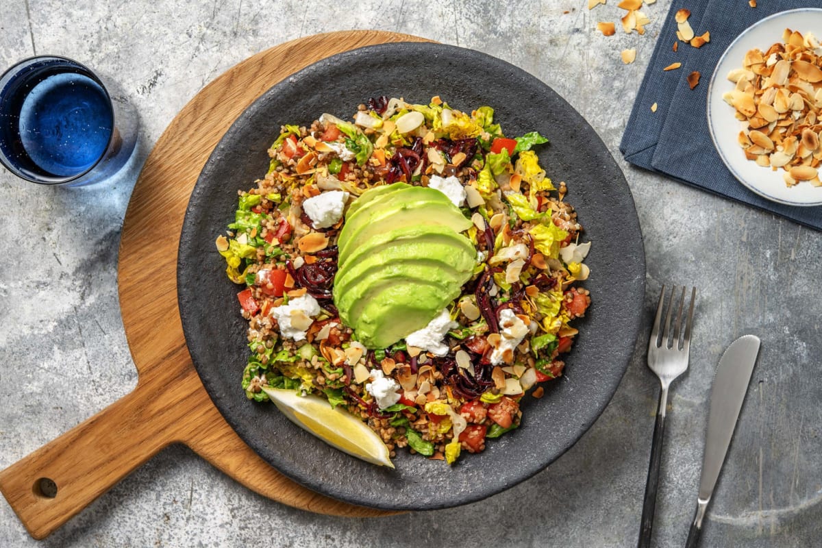 Salade de lentilles et boulgour garnie de fromage grec et avocat