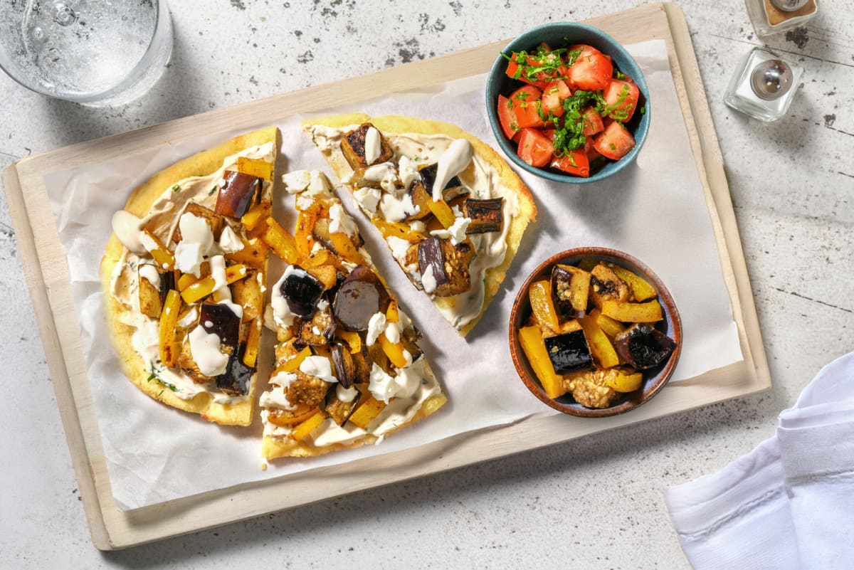 Pizza sur naan garnie de légumes à l'orientale et sauce au tahini
