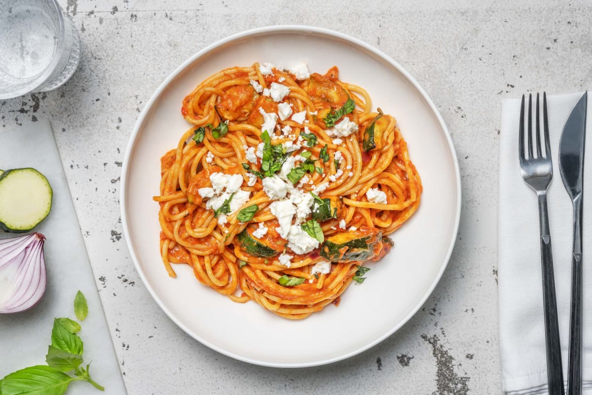 Volkoren pasta met geroosterde-paprikasaus en geitenkaas