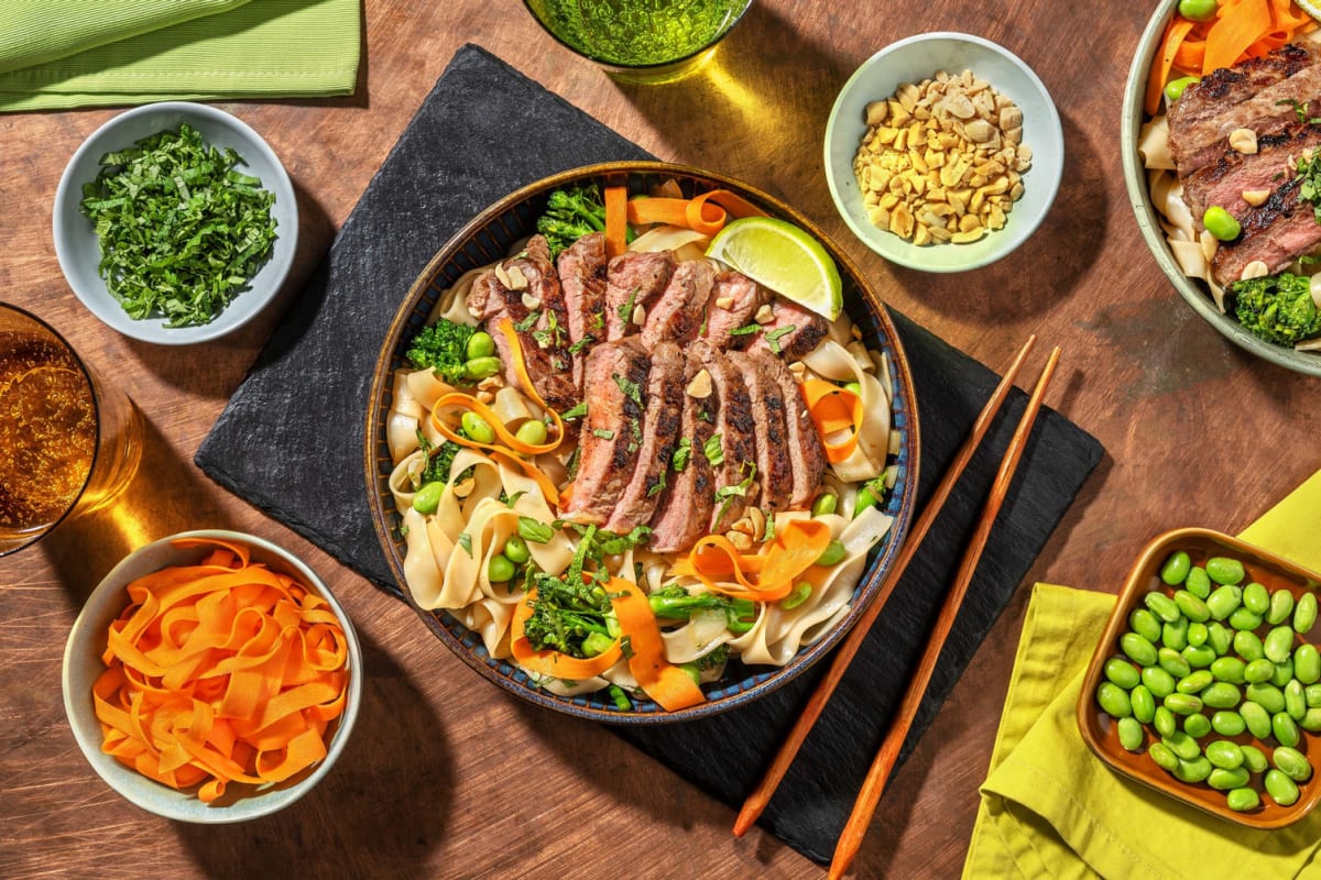 Rijstnoedelbowl met gemarineerde steak en broccolini