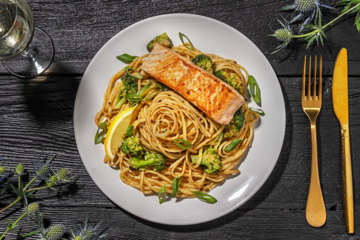 Zartes Lachsfilet auf frischen Linguine