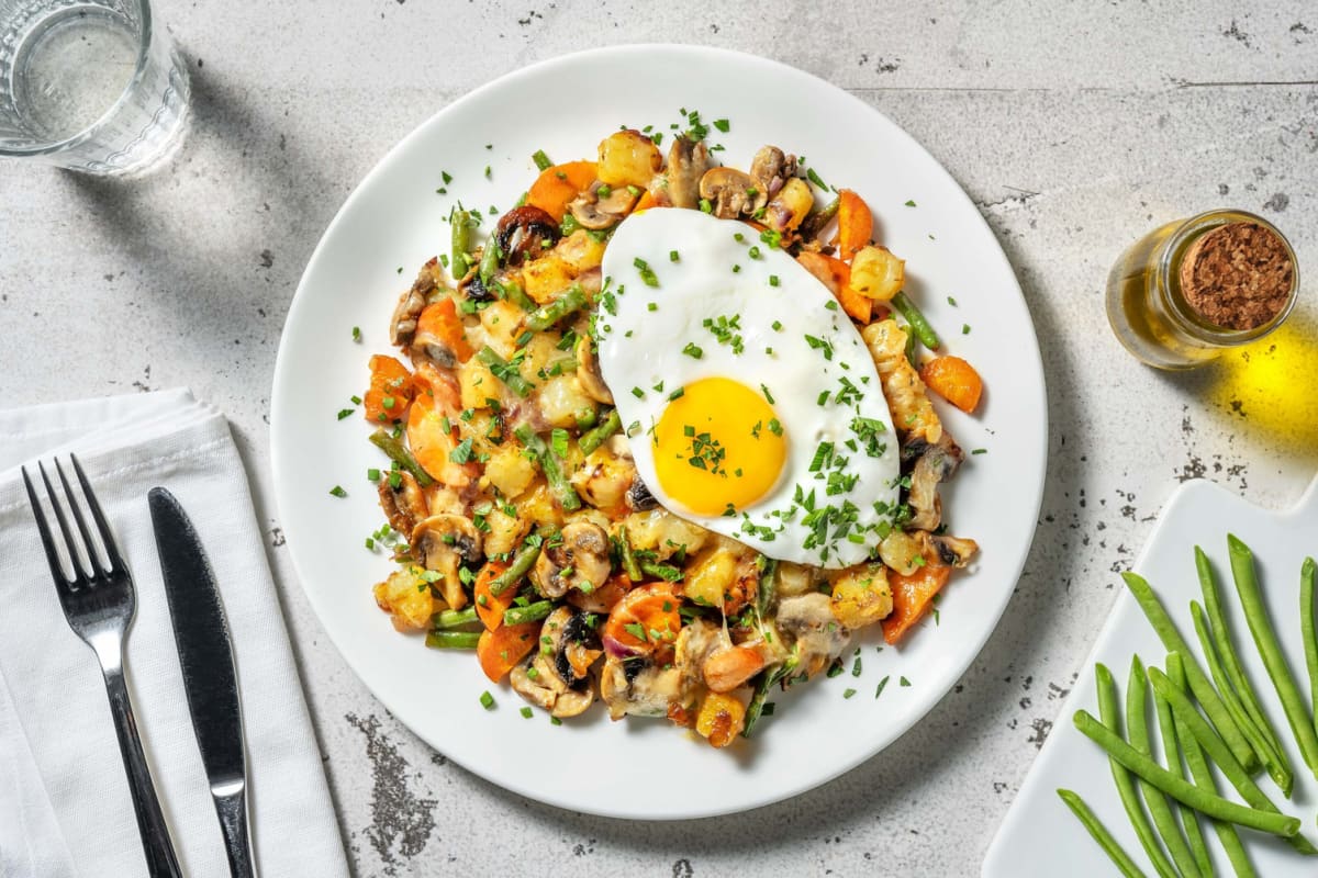 Gebakken patatjes met spiegelei en champignons