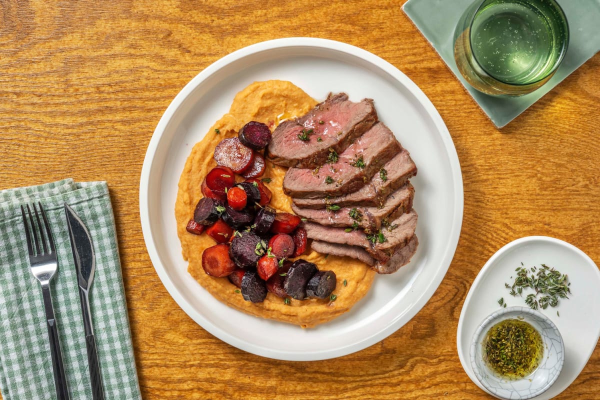 Bistecca di manzo su hummus di ceci