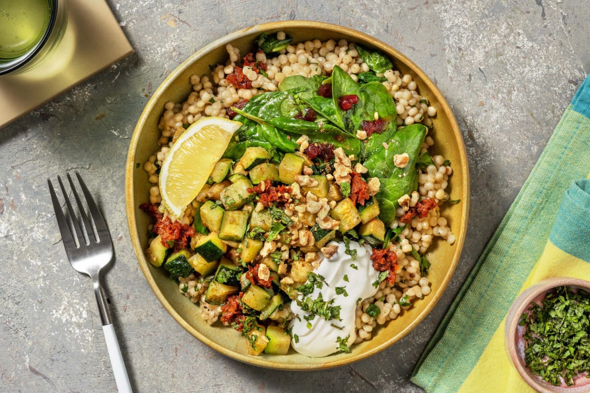 Perlcouscous-Bowl mit geschmorter Zucchini