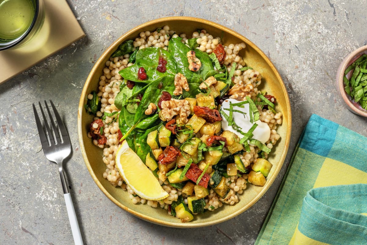 Perlcouscous-Bowl mit geschmorter Zucchetti