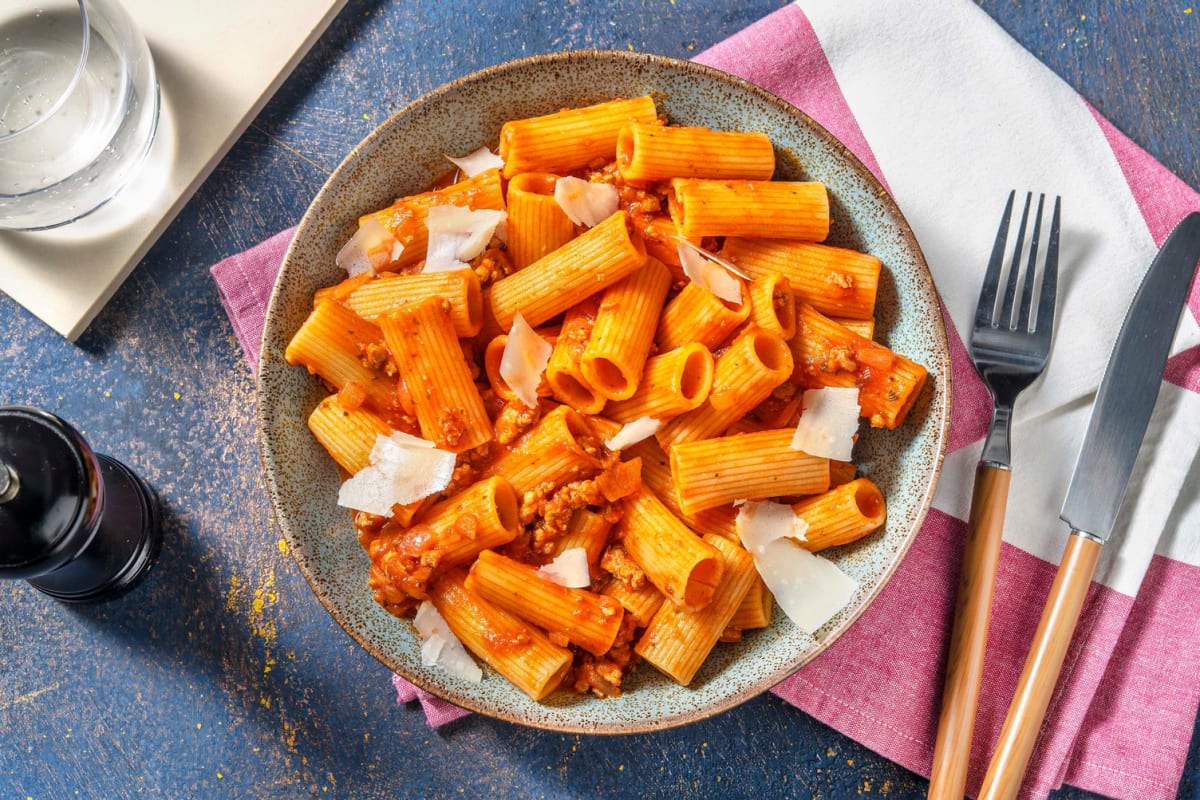 Verse rigatoni met tomatensaus en gehakt