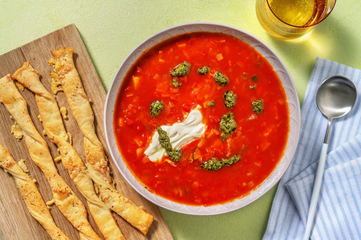 Tomaten-groentesoep met zelfgemaakte kaasstengels