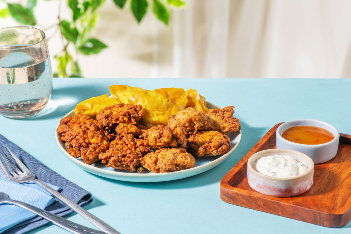 Farandole d'entrées indiennes : Samossas au poulet tikka, oignons bhajis & pakoras aux légumes tandoori 