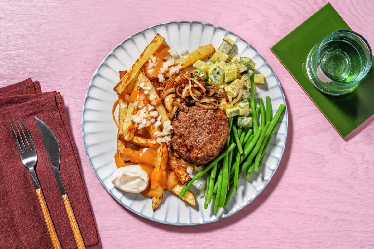 Frietjes met pindasaus en hamburger