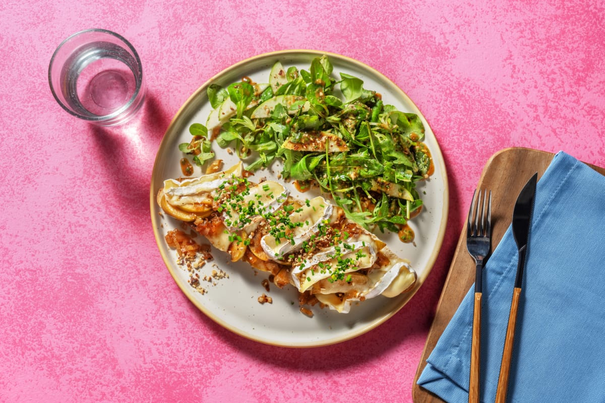 Tartine à la pomme, oignon & camembert