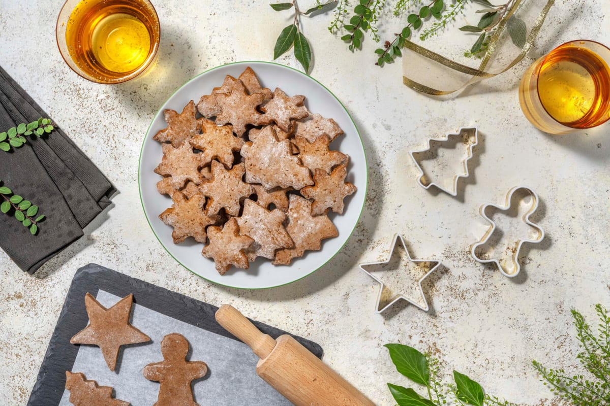 Weihnachtsbäckerei mit goldenen Ausstechern & Lebkuchen-Backmischung