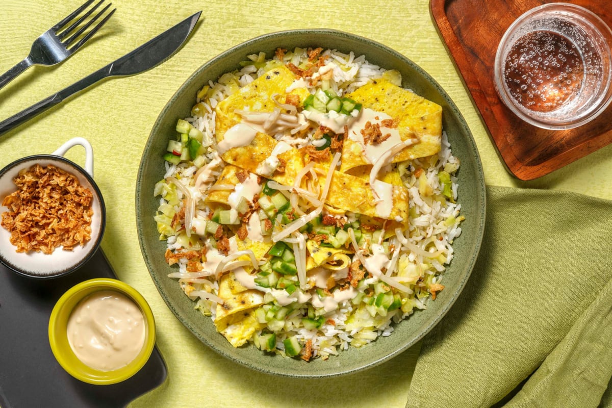 Riz sauté avec du chou pointu et de la sauce soja au sésame