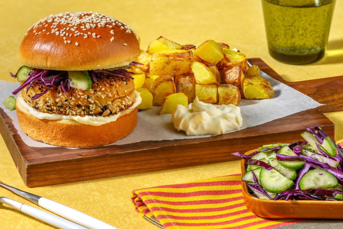 Visburger met komkommer-koolsla