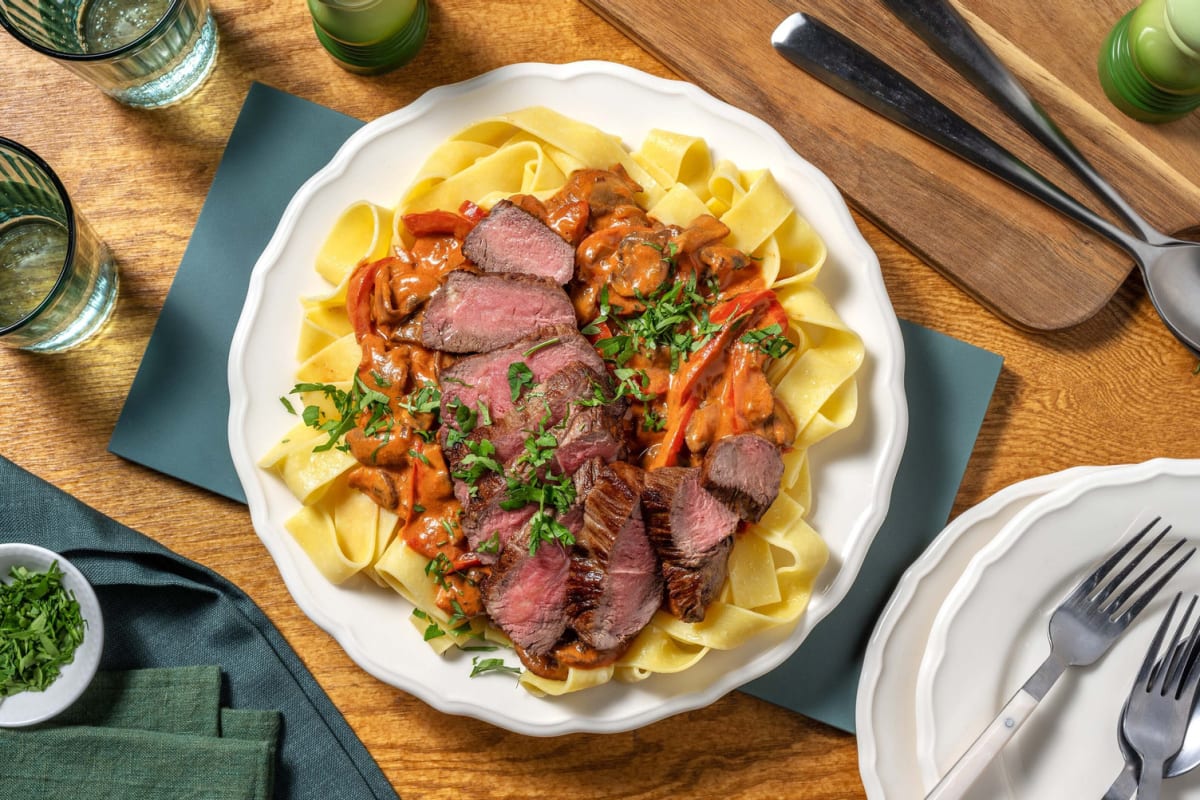 Luxe verse pappardelle met gemarineerde steak stroganoff