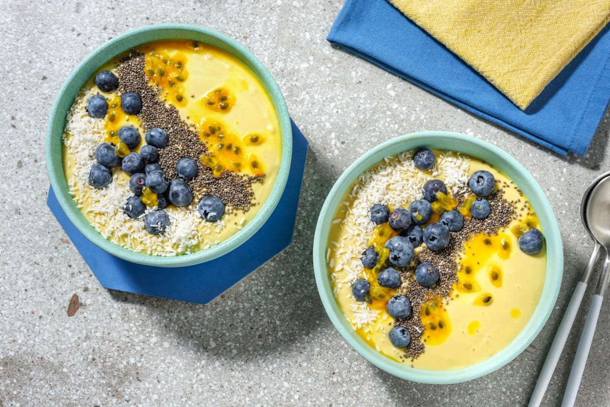 Mango-smoothiebowl met verse blauwe bessen en kokosmelk