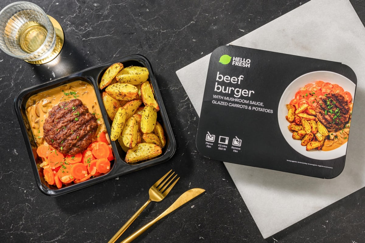 Runderburger met champignonsaus, wortels met honing en aardappelen