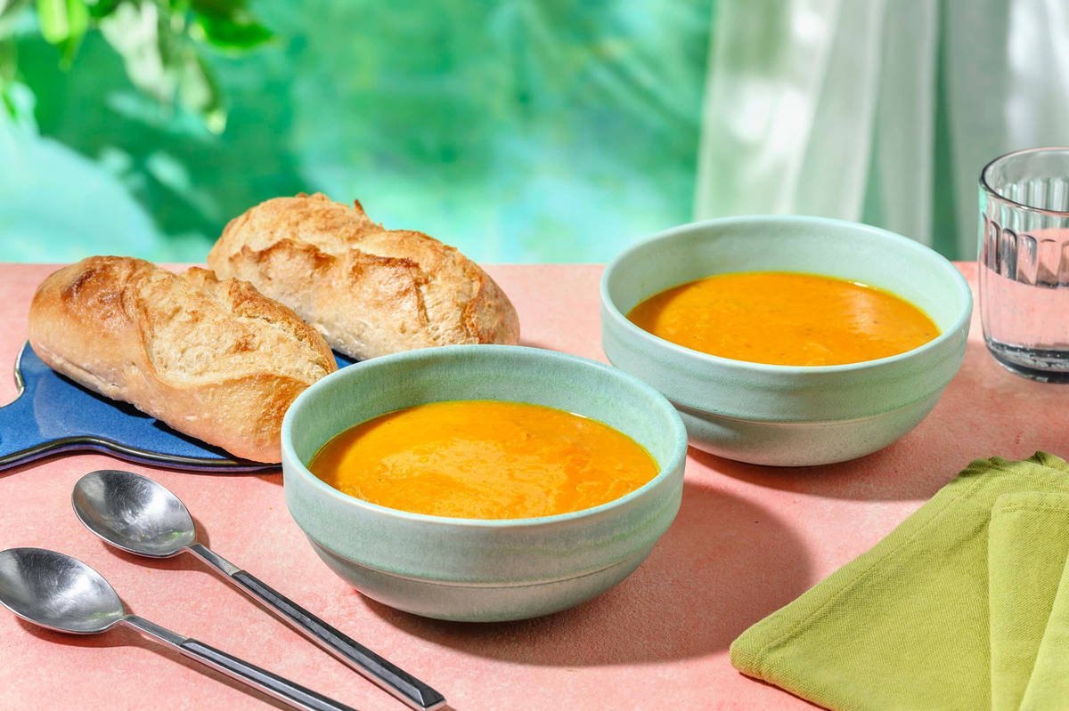 Soupe de carotte au lait de coco et demi-baguette Recette | HelloFresh