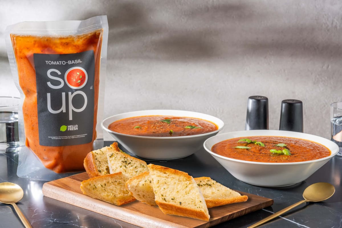 Tomatsoppa med basilika  och klassiskt vitlöksbröd