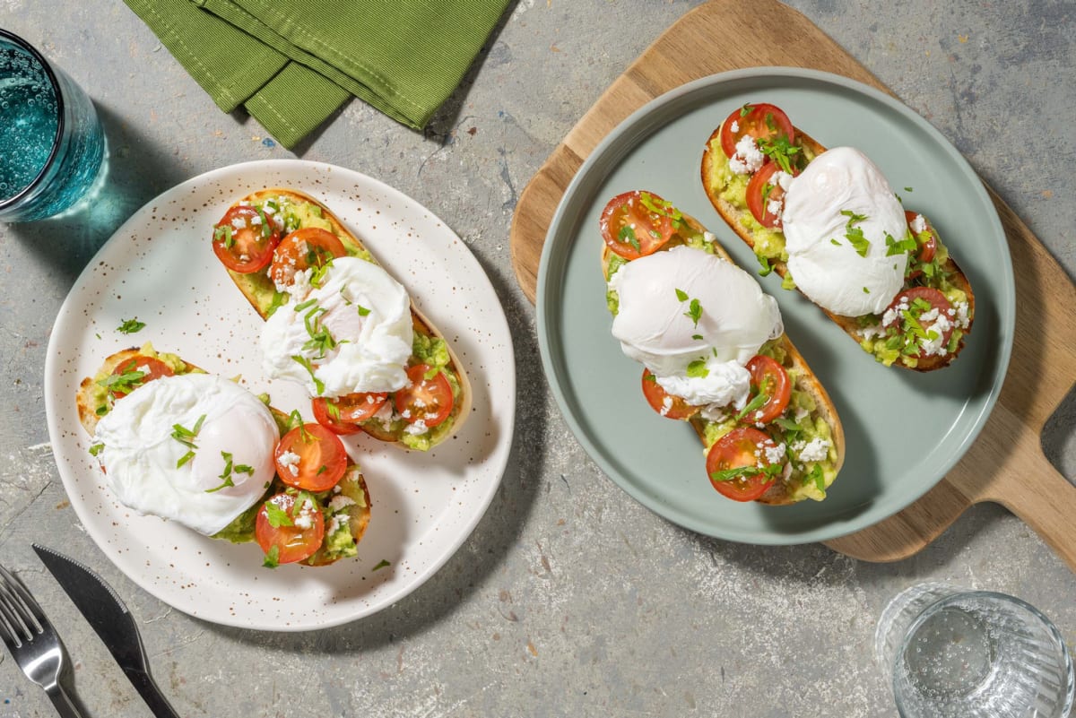 Smashed avocado toast met ei en cherrytomaten