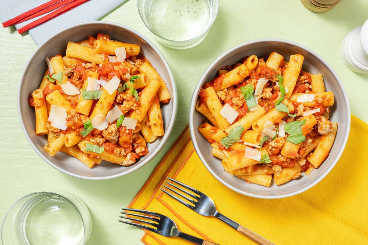 Verse rigatoni met tomatensaus en gehakt