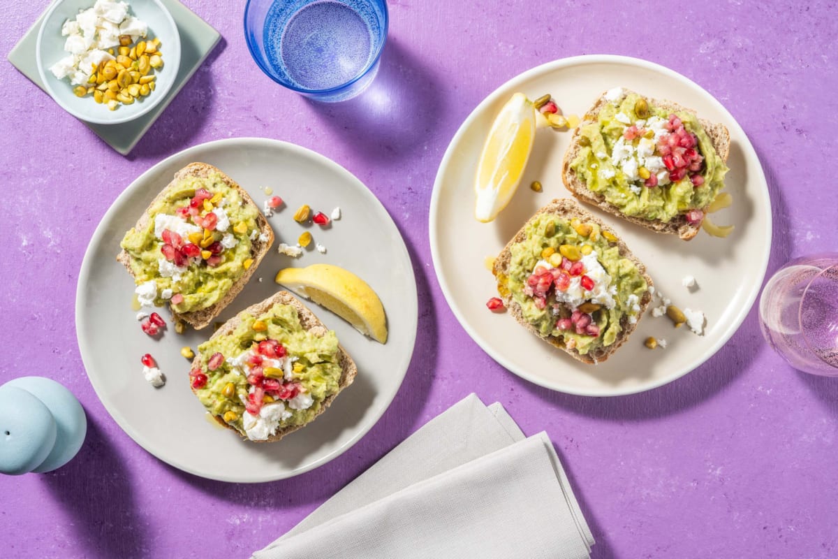 Toast à l'avocat écrasé à l'oriental