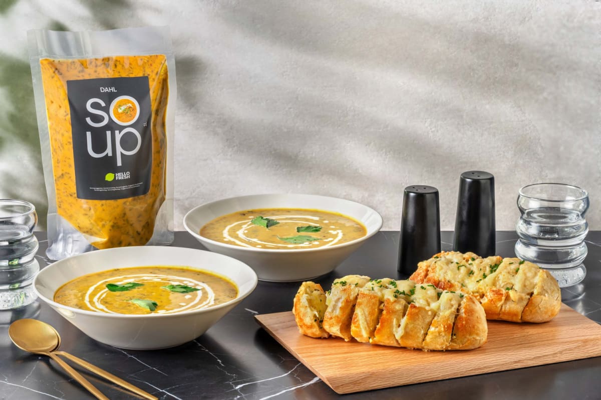 Verse Indiase dahlsoep met mozzarella-knoflookbrood