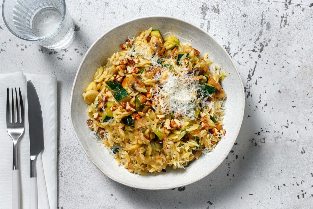 Risotto van orzo met courgette, pecorino en walnoten