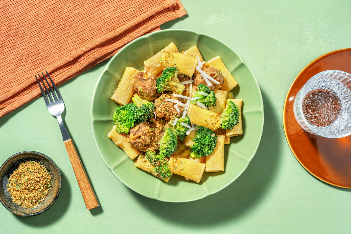 Pasta met Zweedse-stijl gehaktballetjes in roomsaus